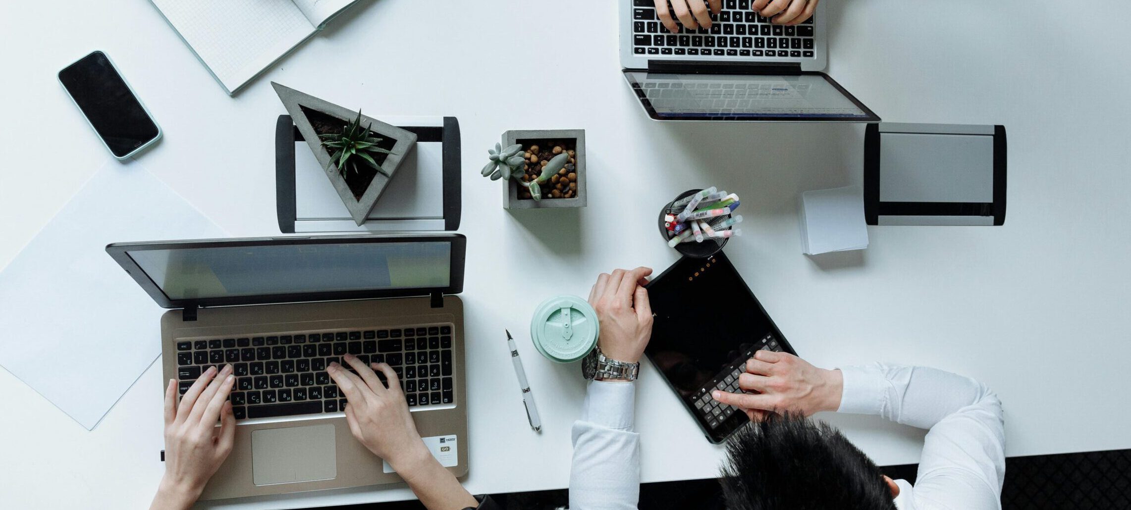 Vue de dessus d'un bureau avec ordinateurs portables pour une formation bureautique.