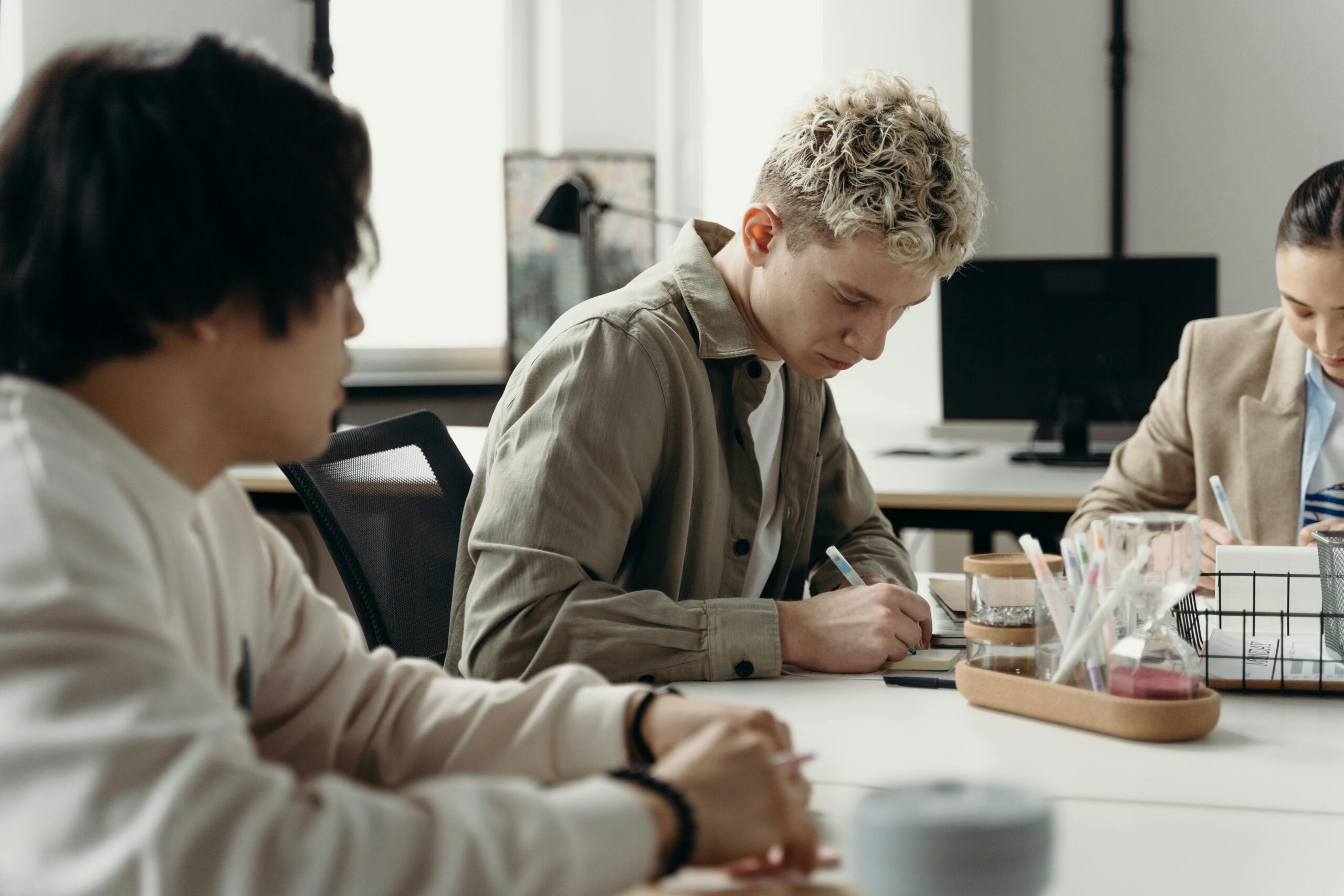 Stagiaires en pleine session de travail individuel lors d'une formation financée par le CPF.