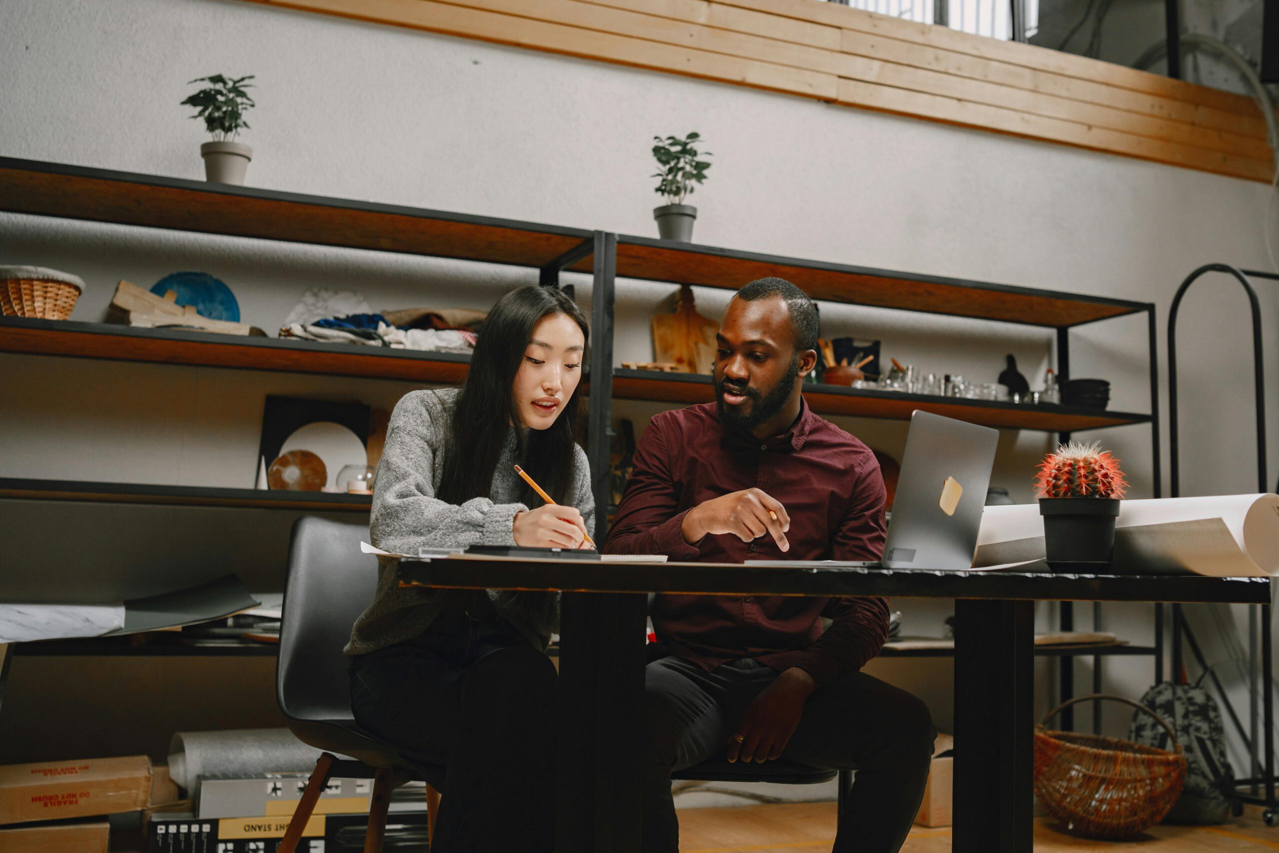 Conseiller et stagiaire échangeant sur un dossier de formation financé par l'AIF de France Travail.