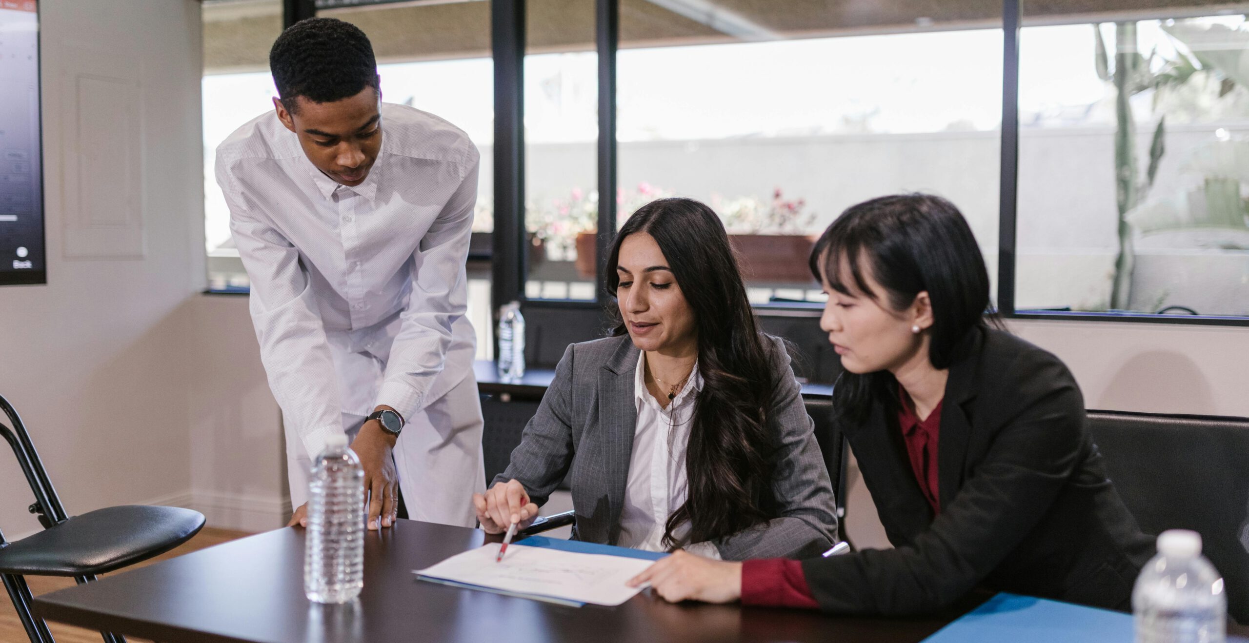 Groupe de stagiaires en formation de français échangeant autour d'un support pédagogique.