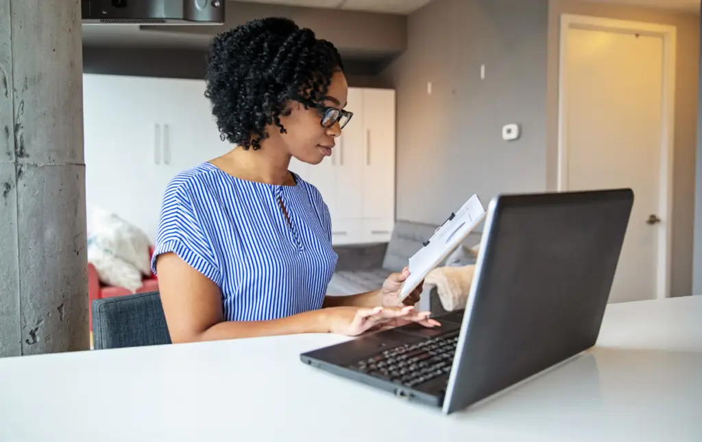 Femme travaillant sereinement sur son ordinateur portable pour sa formation CPF.